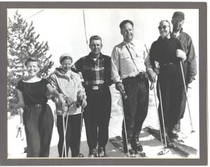 A family of 6 on skis.