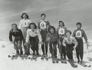 8 women skiiers posing
